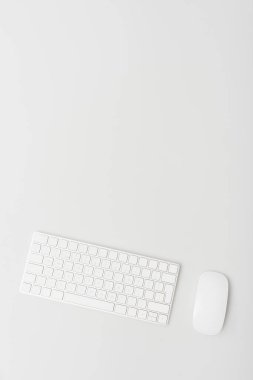 beyaz üzerinde izole bilgisayar fare ve klavye üst görünümü 