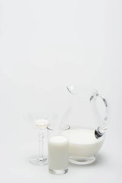 Macaron Dessertgerecht Bij Glas Melk Kruik Wit — Stockfoto