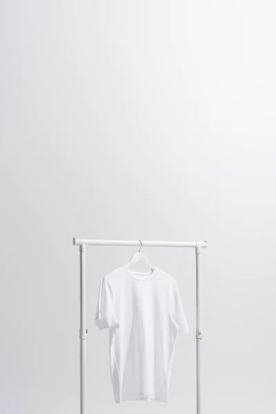 Shirt Blanc Suspendu Sur Porte Vêtements Isolé Sur Gris — Photo