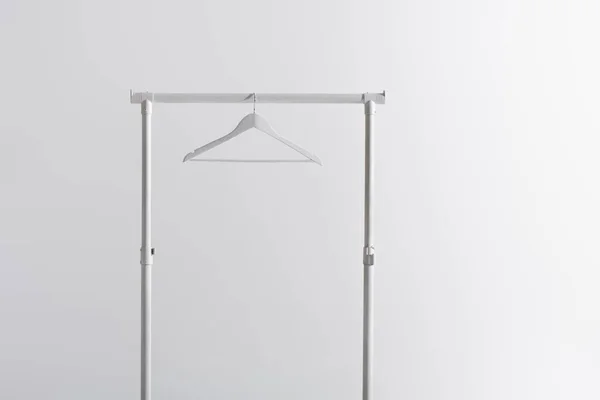 Witte Hanger Kledingrek Geïsoleerd Grijs — Stockfoto