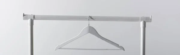 Witte Hanger Kledingrek Geïsoleerd Grijs Banner — Stockfoto