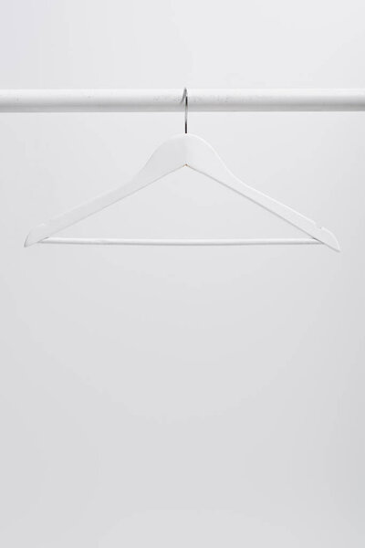 белый вешалка на вешалку одежды изолированы на серый