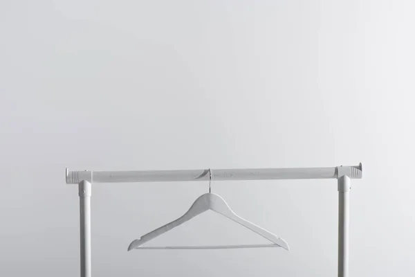 衣架上的单个白色衣架与灰色隔离 — 图库照片