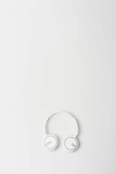 Vista Superior Fones Ouvido Sem Fio Modernos Isolados Branco — Fotografia de Stock