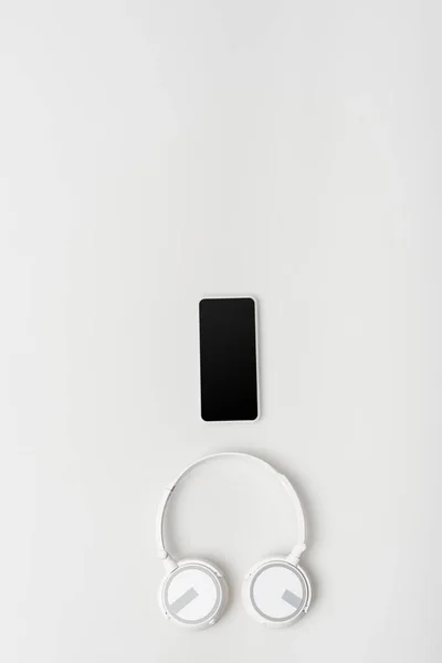 Vista Superior Auriculares Inalámbricos Modernos Cerca Teléfono Inteligente Con Pantalla — Foto de Stock