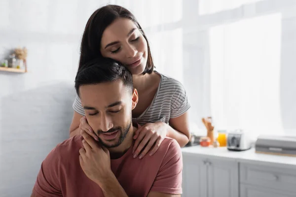 Smilende Ung Kvinde Med Lukkede Øjne Forsigtigt Kramme Kæreste Køkkenet - Stock-foto