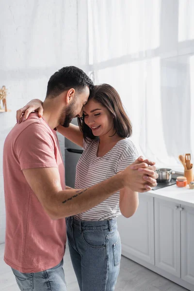 Sonriente Joven Pareja Camisetas Jeans Bailando Cocina — Foto de Stock