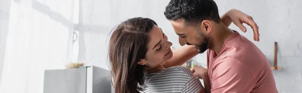 Sonriente Joven Pareja Enamorada Abrazándose Cocina Pancarta —  Fotos de Stock