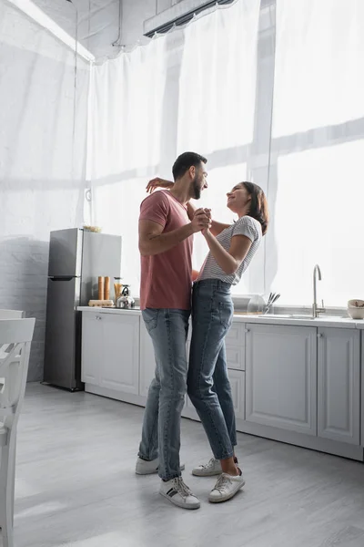 Sonriente Joven Pareja Ropa Casual Bailando Cocina Moderna — Foto de Stock