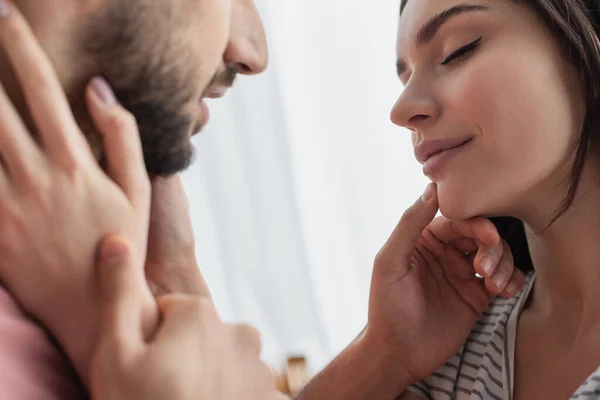 Vista Cerca Joven Sonriente Con Los Ojos Cerrados Tocando Cara — Foto de Stock