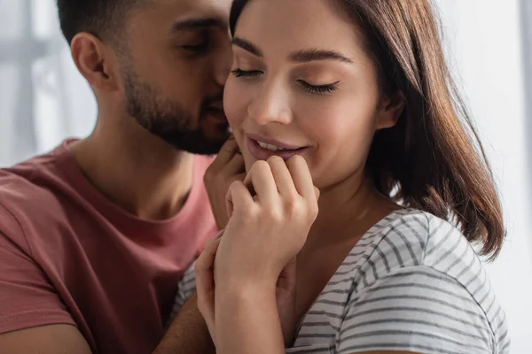 Jovem Beijando Namorada Sorridente Com Olhos Fechados Mãos Perto Rosto — Fotografia de Stock