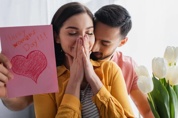 Jeune Homme Étreignant Petite Amie Présentant Bouquet Fleurs Carte Vœux — Photo