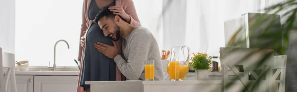 Junger Mann Umarmt Bauch Einer Schwangeren Frau Küche Banner — Stockfoto