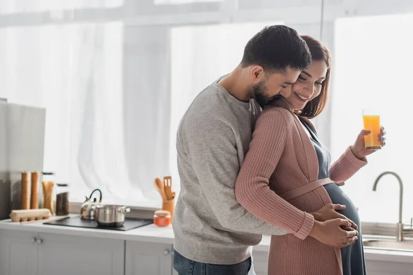 Junger Mann Mit Geschlossenen Augen Umarmt Schwangere Küche Sanft Mit — Stockfoto