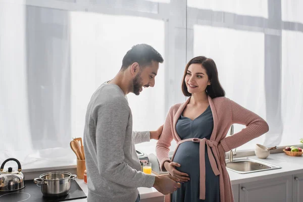 Sonriente Joven Tocando Suavemente Mujer Embarazada Cocina —  Fotos de Stock