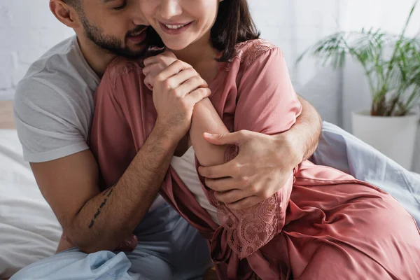 Jovem Homem Gentilmente Abraçando Namorada Peignoir Quarto — Fotografia de Stock