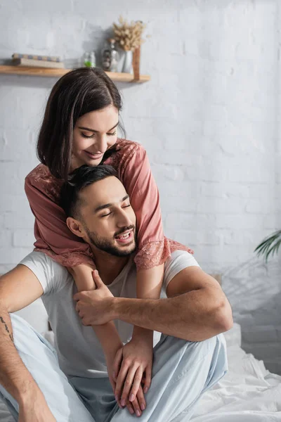 Happy Young Couple Sitting Bed White Linen Hugging Bedroom — Stock Photo, Image