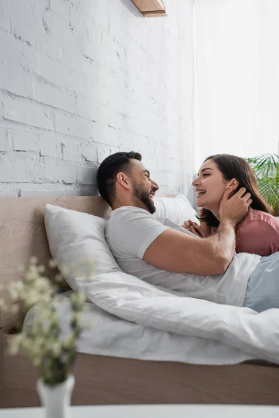 Young Man Lying Bed White Linen Gently Touching Face Girlfriend — Stock Photo, Image