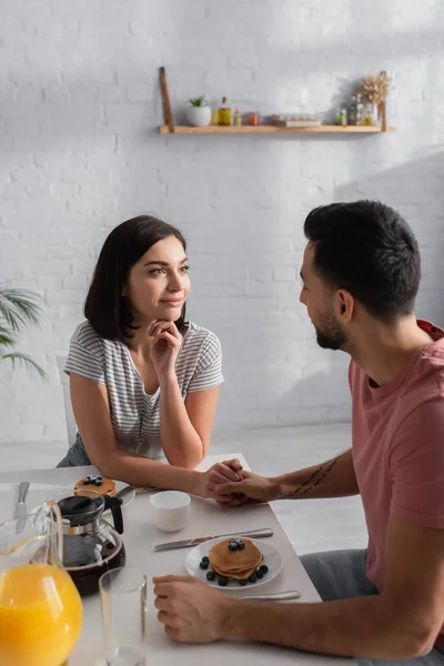 Felice Giovane Coppia Che Guarda Tiene Mano Tavola Con Colazione — Foto Stock