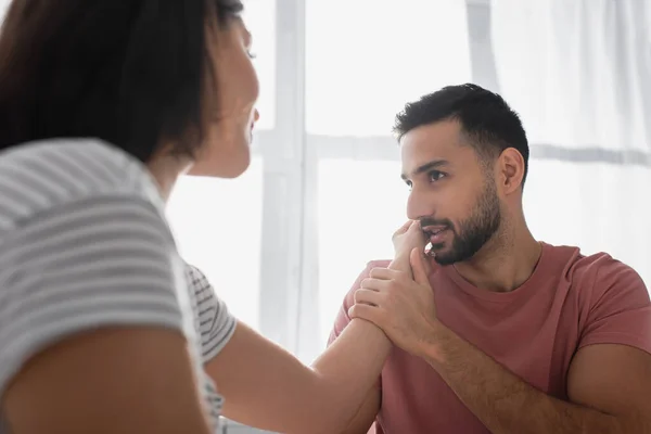 Junger Mann Küsst Sanft Die Hand Seiner Freundin Hause — Stockfoto