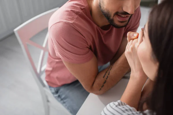 Vista Parcial Del Joven Cogido Mano Con Novia Sentada Mesa — Foto de Stock