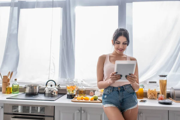 Χαρούμενη Νεαρή Γυναίκα Που Χρησιμοποιεί Ψηφιακό Tablet Στην Κουζίνα — Φωτογραφία Αρχείου