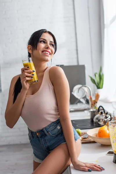 Happy Young Woman Holding Glass Mixed Smoothie — Stock Photo, Image