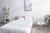 postel s bílým lůžkem v moderní ložnici 