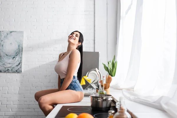 Mujer Joven Alegre Sentada Mesa Cocina —  Fotos de Stock