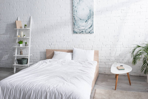 кровать с белым полотенцем в современной спальне 