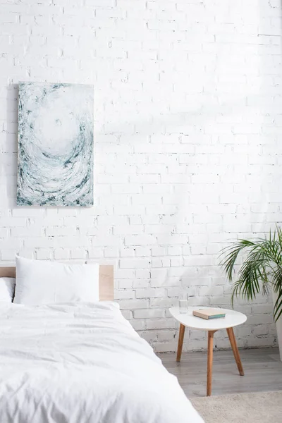 Bett Neben Couchtisch Modernen Schlafzimmer — Stockfoto