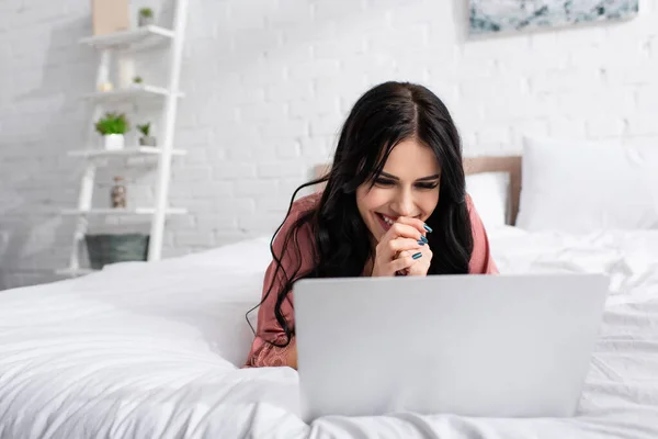 Jovem Alegre Com Mãos Apertadas Olhando Para Laptop Quarto — Fotografia de Stock