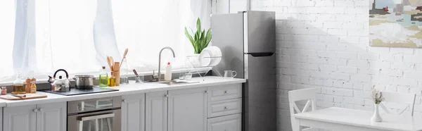 Современная Кухня Посудой Бытовой Техникой Баннер — стоковое фото