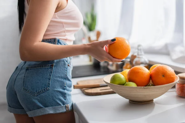 Pemandangan Wanita Muda Memegang Jeruk Matang Dapur — Stok Foto