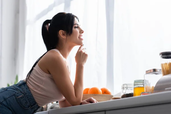 Happy Young Brunette Woman Looking Away Kitchen — Stock Photo, Image