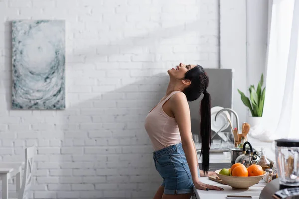 Zijaanzicht Van Vrolijke Jonge Brunette Vrouw Staan Keuken — Stockfoto