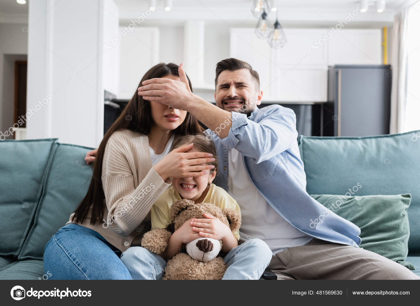 Зазор между папой и мамой шарнира. Современная семья. Неполная семья. Магазин закрыли. Семья с ребенком с овз.