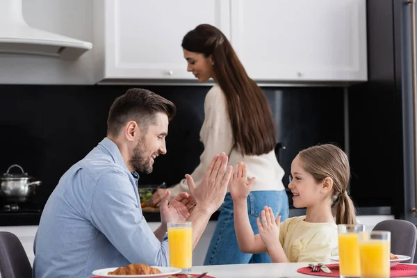 Alegre Papá Hija Jugando Pastel Empanada Juego Cerca Borrosa Madre — Foto de Stock