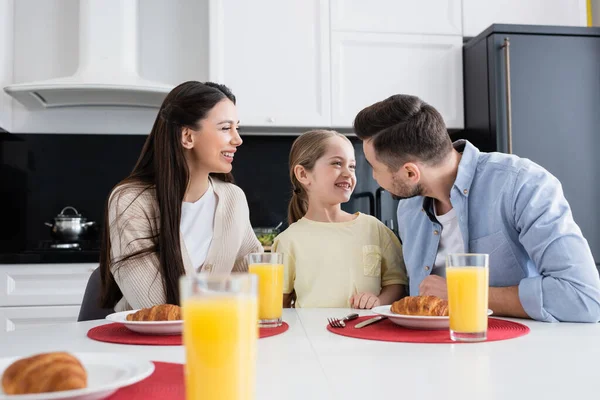 Hombre Mirando Alegre Hija Cerca Esposa Sonriendo Durante Desayuno — Foto de Stock