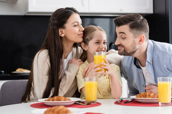 Pais Alegres Abraçando Filha Durante Café Manhã Cozinha — Fotografia de Stock