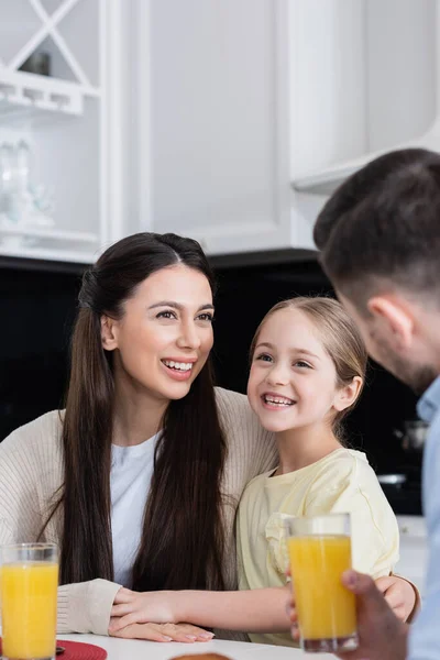 Mulher Sorrindo Perto Filha Feliz Marido Borrado Segurando Vidro Suco — Fotografia de Stock