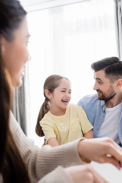 Glad Flicka Skrattar Nära Glad Pappa Och Suddig Mamma — Stockfoto