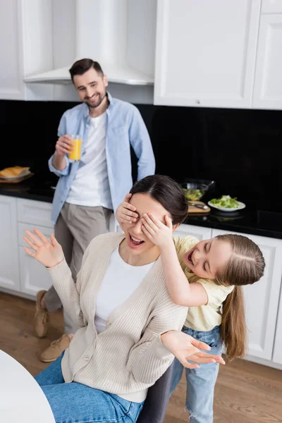 Criança Animado Jogando Adivinhar Quem Jogo Com Mãe Perto Pai — Fotografia de Stock