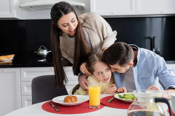 Upphetsad Kvinna Skrämma Dotter Omfamna Far Frukost — Stockfoto