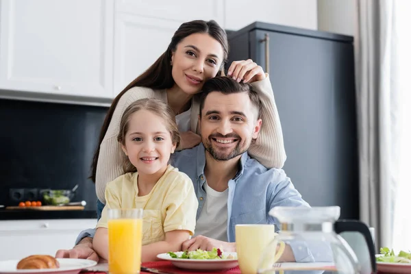 Lyckligt Par Med Dotter Tittar Kameran Frukost Suddig Förgrund — Stockfoto