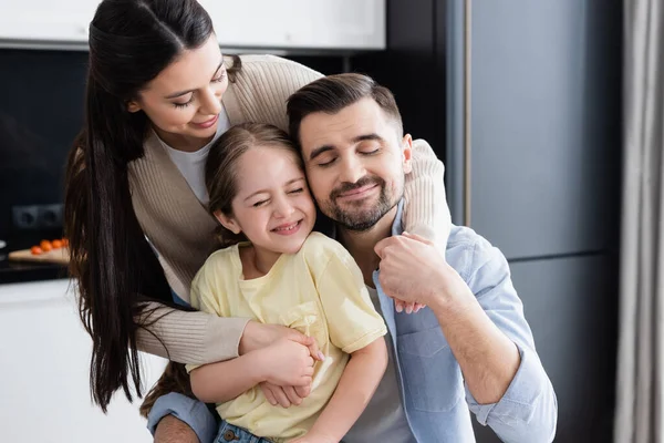 Familia Feliz Con Los Ojos Cerrados Abrazando Cocina —  Fotos de Stock