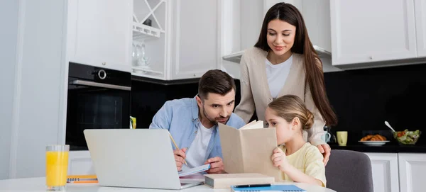 Kvinna Leende Nära Man Och Dotter Gör Läxor Tillsammans Banner — Stockfoto