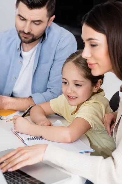 Mujer Usando Ordenador Portátil Mientras Que Ayuda Hija Tarea Junto — Foto de Stock