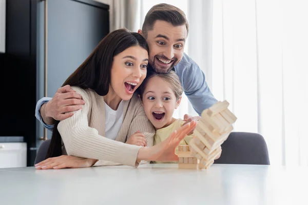 Erstaunte Familie Bricht Holzturm Beim Gemeinsamen Spielen — Stockfoto