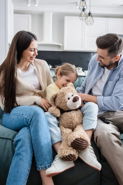 Glad Flicka Titta Komedi Film Tillsammans Med Föräldrar Nära Nalle — Stockfoto